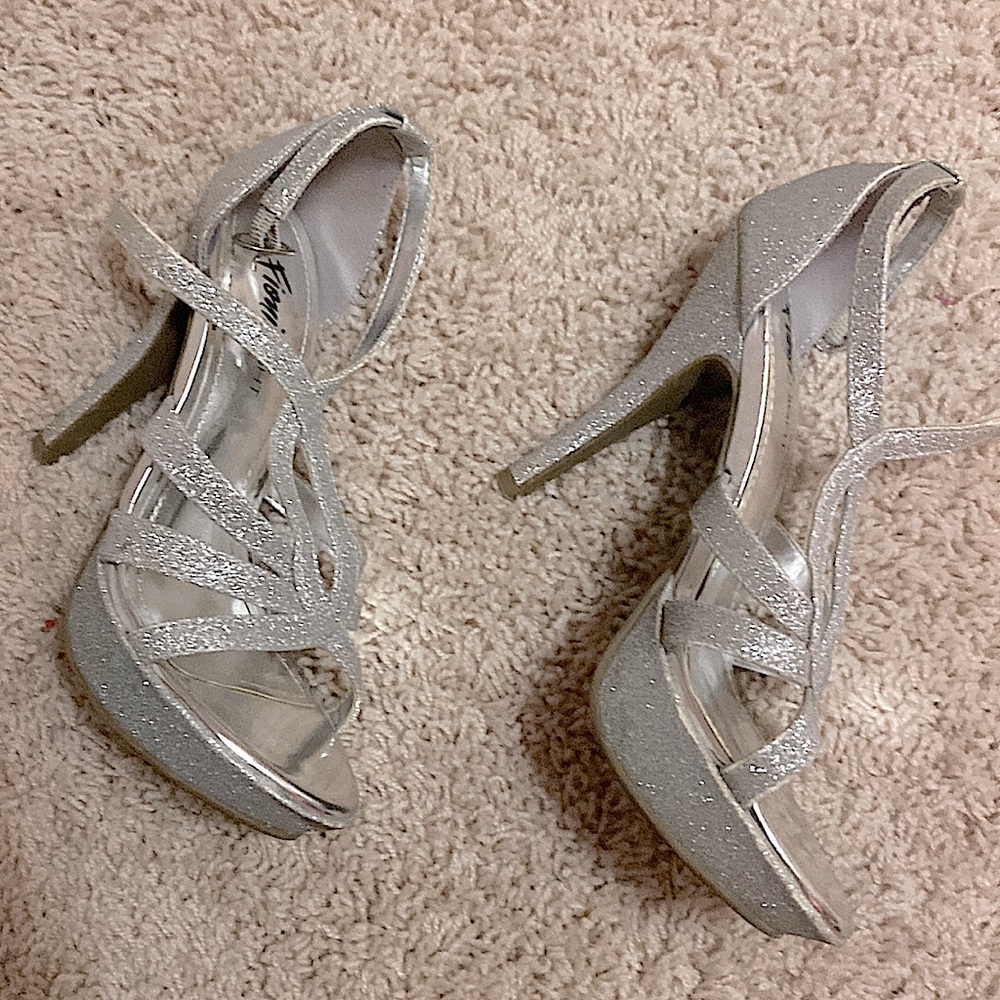 Women’s heels w/ strap.